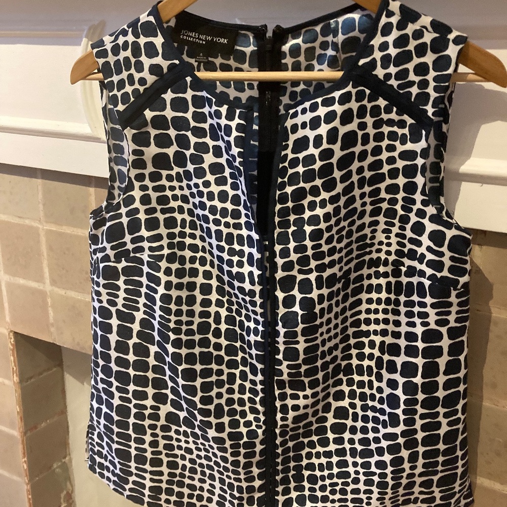 Jones New York navy/white sleeveless blouse with short side slits